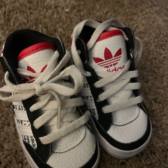 Toddler boy Adidas shoes! 4C. - Picture 2 of 2